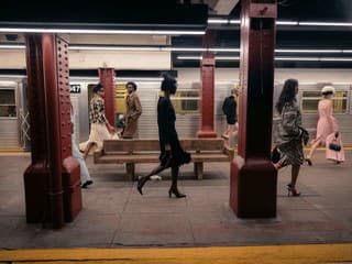 Matthieu Blazy pre CHANEL: Filmová odysea, v ktorej sa postavy z newyorského metra menia na módne hrdinky