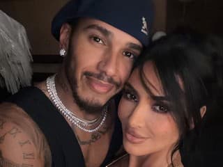 Kim Kardashian a Lewis Hamilton už svoju lásku neskrývajú: Drobné gesto po bozku prezradilo, akí sú si blízki!