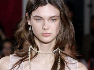 Parfumy, ktoré sa budú nosiť na jar 2026: Vône, ktoré po žene zanechajú jedinečnú stopu