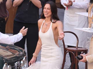 Dua Lipa zažiarila na romantickej Sicílii počas svadobných osláv: V bielej róbe vyzerala ako bohyňa