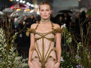 Margot Robbie ako Catherine z Búrlivých výšin na červenom koberci deň za dňom získala korunu kráľovnej štýlu