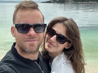 Prvé zábery po tajnej svadbe sú vonku: Jakub Prachař a Sara Sandeva už hrdo nosia obrúčky, fanúšikovia si všimli jeden detail