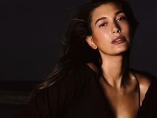 Hailey Bieber ukázala najlichotivejšiu farbu vlasov jesene: Tmavá čokoláda rozžiari pleť, ak jej nechýba jeden detail