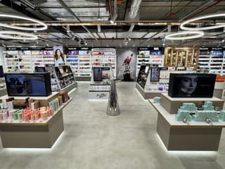 Alza otvára v Bratislave nový luxusný beauty shop. Ponúkne prémiové značky, kozmetické technológie aj osobné poradenstvo