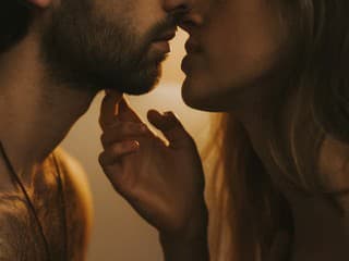 Romániky, ktoré sa stávajú našim zrkadlom: Prečo nás priťahujú muži, ktorí nás dráždia aj ničia?