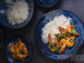 Vôňa leta v kuchyni: Krevety na masle s koriandrom, ryžou a grilovanou zeleninou