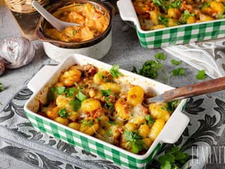 Kuracie mäso s cesnakom a rozmarínom s letným ratatouille: Paradajky, cuketa a paprika dodajú jedlu skvelú sladkú chuť