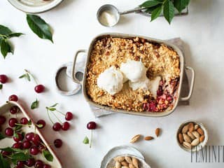Sezóna čerešní sa blíži: Pripravte si čerešňový koláč obohatený o mandle, kyslú smotanu a chrumkavý povrch