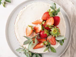 Ľahká šľahačková torta ako obláčik: Vyzerá luxusne, chutí dokonale a pritom ju zvládne aj začiatočník