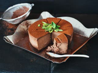 Čokoláda a škorica v jednom cheesecaku: Tento dezert bez pečenia zmizne zo stola skôr, než stihnete uvariť kávu