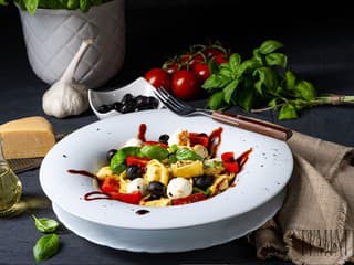 Najlepší tortellini šalát: Plný mladej rukoly, pečených červených paprík, salámy, fety a ďalších ingrediencií