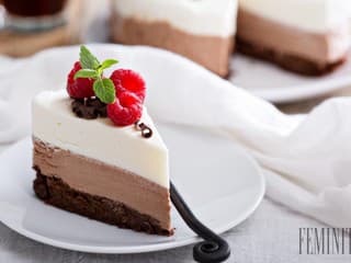 Veľkonočná penová torta: Čokoládová piškóta bez lepku s bohatou čokoládovou penou a cukrovým hniezdom okolo