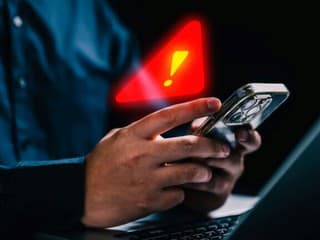 Nový sofistikovaný podvod cieli na majiteľov iPhonov. Tvári sa ako Apple Pay a vybieli vám účet cez telefón