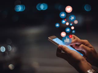 Predali vašu bezpečnosť! Facebook vedome zarábal na tom, že vás klamali podvodníci