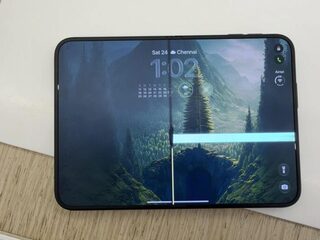 Apple má s iPhone Duo zarobené na masívny problém: Ohybný displej praská v pánte a IP68 „nefunguje“