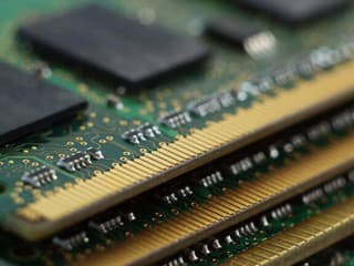 Ceny počítačov a mobilov stúpnu (minimálne) o 8 %: Na vine je nedostatok pamätí kvôli AI