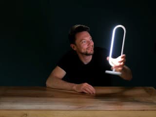 Revolúcia v napájaní? YouTuber ukázal „neviditeľnú energiu“, ktorá dokáže napájať celý stôl bez jediného kábla!