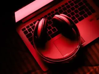 Vaše slúchadlá vás môžu špehovať!: Chyba umožňuje hackerom odpočúvať vás a aj sledovať vašu polohu