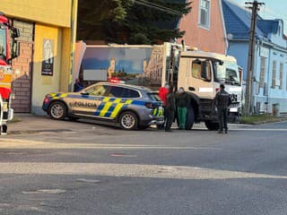 STRAŠNÉ NEŠŤASTIE v práci: Vyslali záchranárov, muža pritlačilo nákladné auto! Mrazivé detaily a FOTO