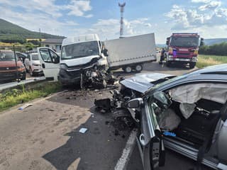 AKTUÁLNE BRUTÁLNA ČELNÁ ZRÁŽKA Zasahujú záchranári, úsek je neprejazdný: Mrazivé FOTO nešťastia