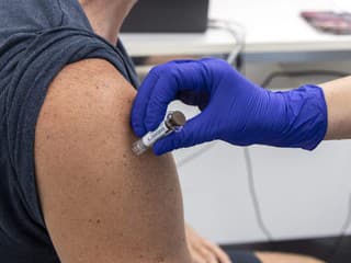 Lekári bijú na poplach: Vláda musí urýchlene zabezpečiť očkovanie proti chrípke a COVID-19