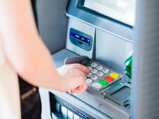 Známa banka zatvára pobočky a ruší bankomaty po celom Slovensku. Je to jej koniec?