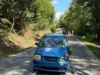 Ťažká nehoda pri Štóse: Opitý vodič bez vodičáku narazil do motocykla, spolujazdci ušli z miesta