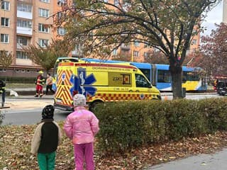AKTUÁLNE VÁŽNA NEHODA Električka sa zrazila s autom plným DETÍ! Prvé FOTO, záchranári hlásia zranenia