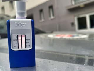 Polícia v Nitre zadržala hľadaného muža: Šoféroval pod vplyvom drog a viezol ich v aute