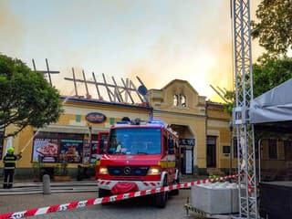 MIMORIADNE OBROVSKÝ POŽIAR zachvátil významné budovy v centre mesta! Zasahujú hasiči, VIDEO skazy