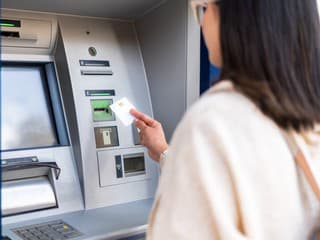 Pripravte si hotovosť! Až 4 BANKY VYPNÚ dôležité služby: Fungovať nebudú ani bankomaty