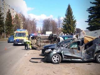 AKTUÁLNE Brutálna nehoda v meste: Autá sú zničené, zasahujú sanitky. Mrazivé FOTO, strašné, čo spravil vodič