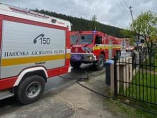 AKTUÁLNE POŽIAR V MESTE Plamene zachvátili rodinný dom! Zasahujú profesionálni aj dobrovoľní hasiči FOTO