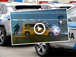 DRÁMA V MESTE Muž nečakane zaútočil na POLICAJTA: Tvrdá rana! Šokujúce VIDEO, zasahovali aj záchranári