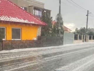 AKTUÁLNE Slovensko zasiahla intenzívna smršť s krupobitím: Celé ulice zasypal ľad! Mrazivé VIDEO