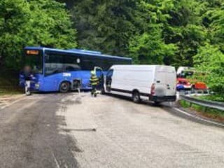 AKTUÁLNE FOTO Zrazil sa AUTOBUS s dodávkou! Zasahujú záchranné zložky, hlavný ťah je neprejazdný