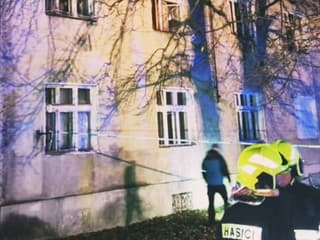 AKTUÁLNE TRAGÉDIA na juhu Slovenska: Pod bytovkou našli 2 mladých ľudí. Zasahujú záchranári