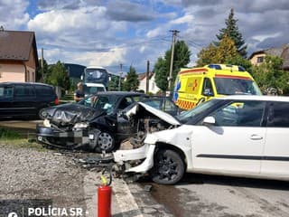 AKTUÁLNE VÁŽNA ZRÁŽKA na hlavnom ťahu: Zasahujú až 3 SANITKY, cestu uzavreli! Prvé FOTO nešťastia