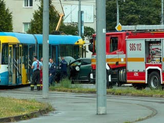 AKTUÁLNE Vážna zrážka 2 ELEKTRIČIEK a AUTA: Zasahujú záchranári, hlásia ranených! FOTO z miesta nešťastia