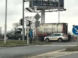 AKTUÁLNE FOTO HROMADNÁ NEHODA Autá sa zrazili s cisternou! Zasahujú záchranné zložky, hlásia ZRANENIA: Úsek je neprejazdný