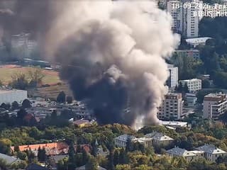 AKTUÁLNE DESIVÉ VIDEO V meste vypukol požiar, valí sa obrovský dym! Neotvárajte okná, vyzývajú ľudí