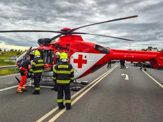 ŤAŽKÁ ZRÁŽKA Hlásia ranených, zasahujú sanitky aj vrtuľník! Prvé FOTO a INFO, cestu uzavreli