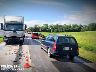 AKTUÁLNE ŤAŽKÁ ZRÁŽKA s kamiónom: Zasahujú všetky záchranné zložky, tvoria sa kolóny. Prvé FOTO z miesta