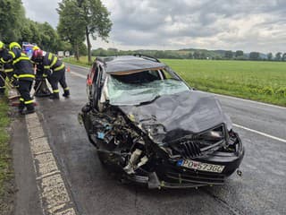 BRUTÁLNA NEHODA Strýko požičal auto, skončilo úplne na šrot: Posádka je vo vážnom stave! Z FOTO mrazí