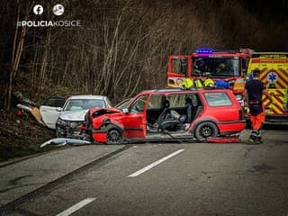 AKTUÁLNE Brutálna zrážka áut: Hasiči vystrihujú ľudí, zasahuje aj vrtuľník! FOTO Cestu uzavreli