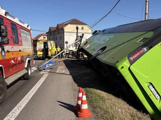 AKTUÁLNE Ťažká nehoda autobusu: Hlásia viacero ranených, vyslali sanitky aj vrtuľník. Nehodu zachytili na VIDEO