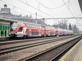 Vlaky na Slovensku spomalia pre extrémne horúčavy: ZSSK varuje pred meškaním a radí cestujúcim