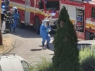 AKTUÁLNE POPLACH NA SÍDLISKU Zasahujú hasiči v špeciálnych oblekoch! Prvé INFO a FOTO z miesta