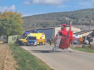 AKTUÁLNE ŤAŽKÁ ZRÁŽKA Cestu uzavreli, vrtuľník pristál priamo na ceste! Prvé INFO a FOTO z miesta