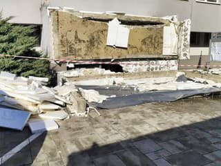 MIMORIADNE Zrútila sa strecha úradu: Zasahuje aj vrtuľník, hlásia tragické následky. FOTO nešťastia